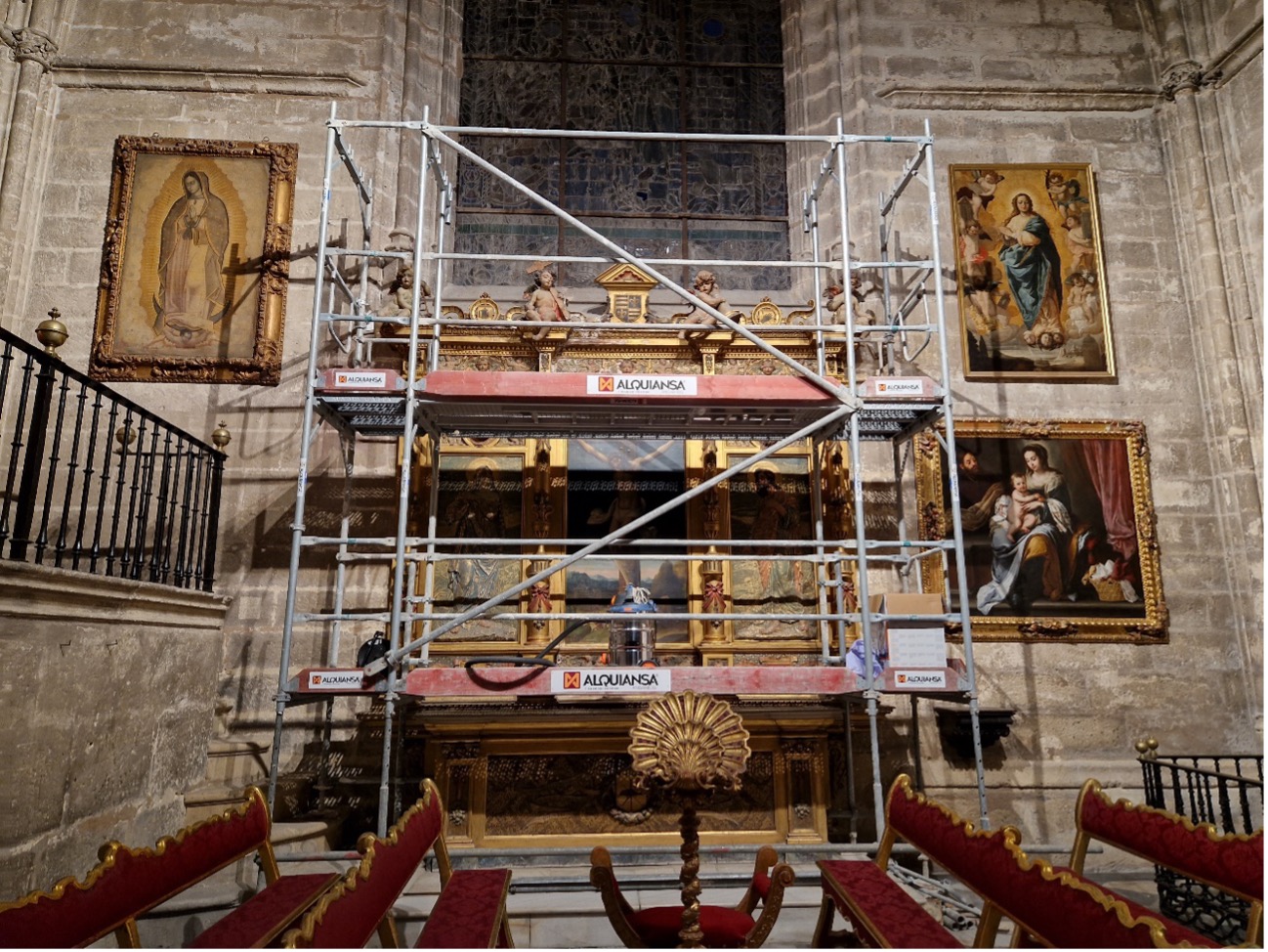 Andamios para la limpieza del retablo del Cristo de Maracaibo de la capilla de Santa Ana - Alquiansa