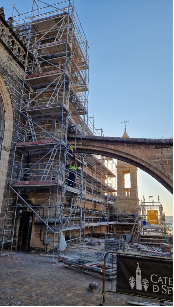 Restauración del hastial gótico y paramentos laterales de la Capilla Real - Alquiansa