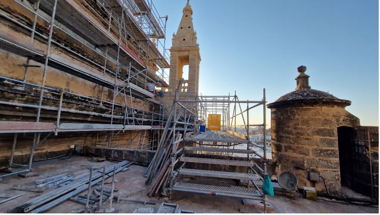 Restauración del hastial gótico y paramentos laterales de la Capilla Real - Alquiansa