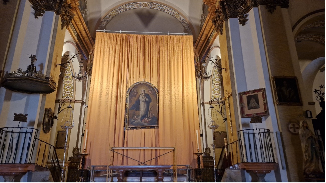 Trece alumnos en práctica restauran el retablo de la iglesia de Santa María de Écija - Alquiansa