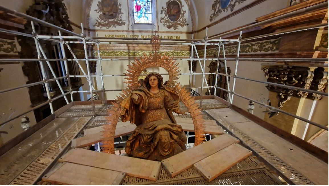 Trece alumnos en práctica restauran el retablo de la iglesia de Santa María de Écija - Alquiansa