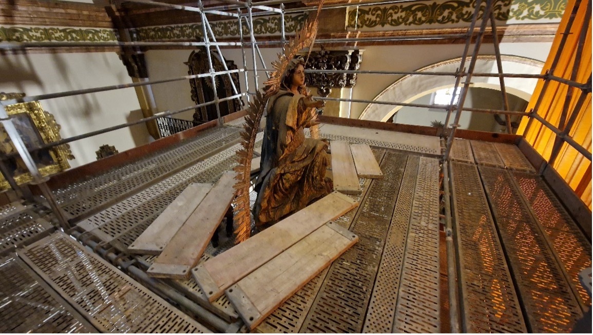 Trece alumnos en práctica restauran el retablo de la iglesia de Santa María de Écija - Alquiansa