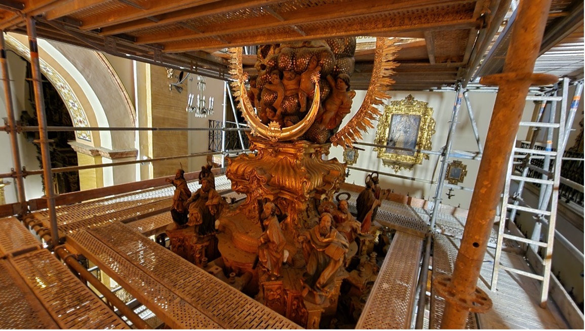 Trece alumnos en práctica restauran el retablo de la iglesia de Santa María de Écija - Alquiansa