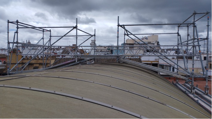 Estructura móvil para la remodelación de un lucernario en un edificio de arquitectura regionalista de José Espiau - Alquiansa