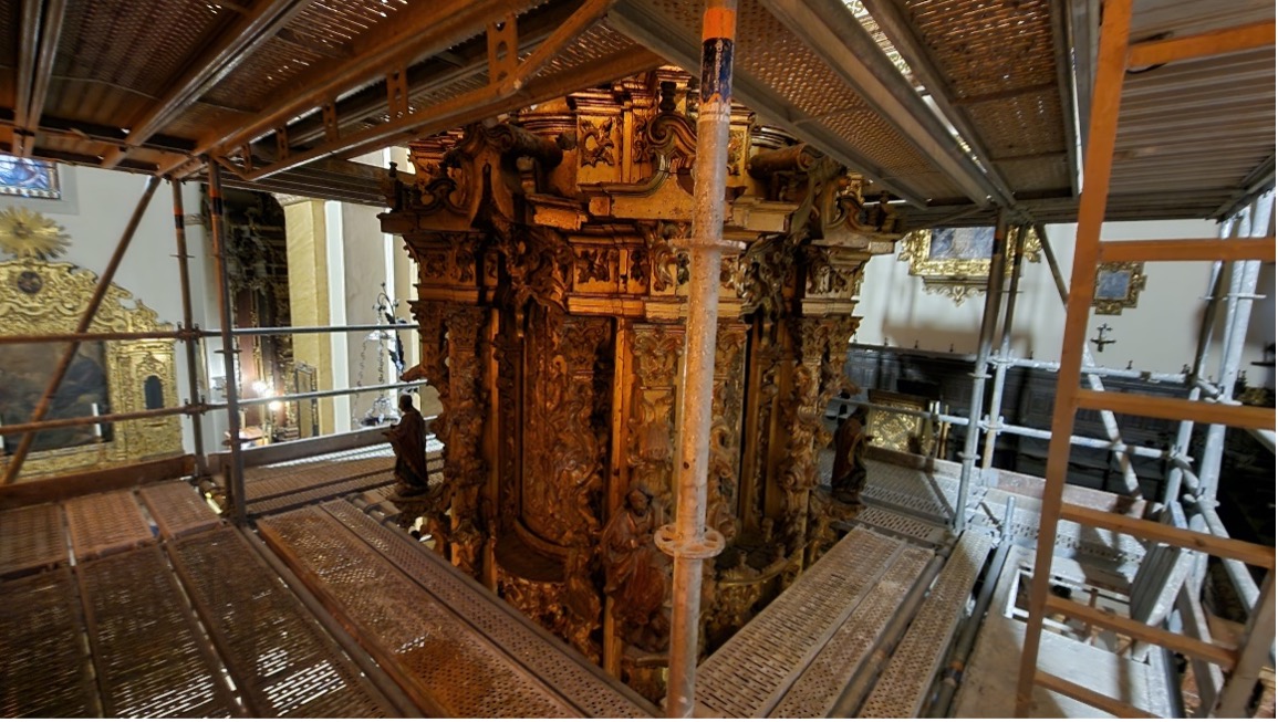 Trece alumnos en práctica restauran el retablo de la iglesia de Santa María de Écija - Alquiansa