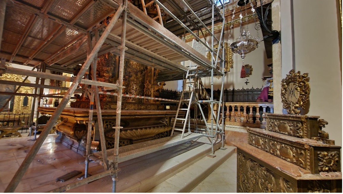 Trece alumnos en práctica restauran el retablo de la iglesia de Santa María de Écija - Alquiansa