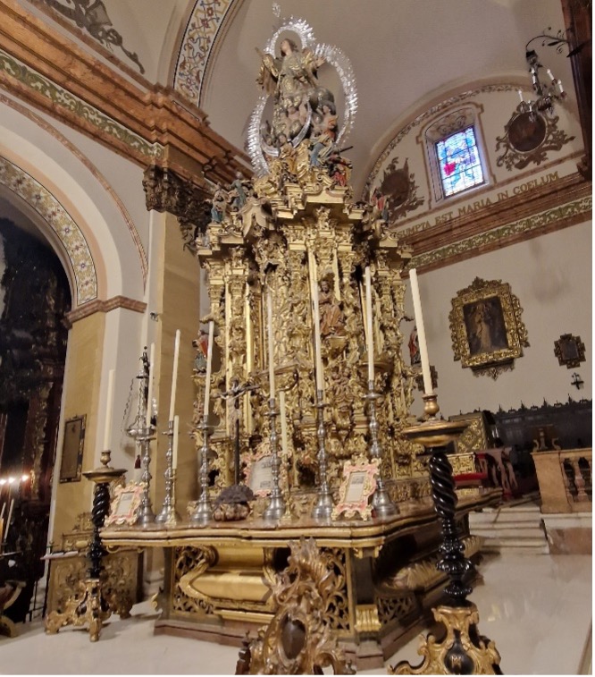 Trece alumnos en práctica restauran el retablo de la iglesia de Santa María de Écija - Alquiansa